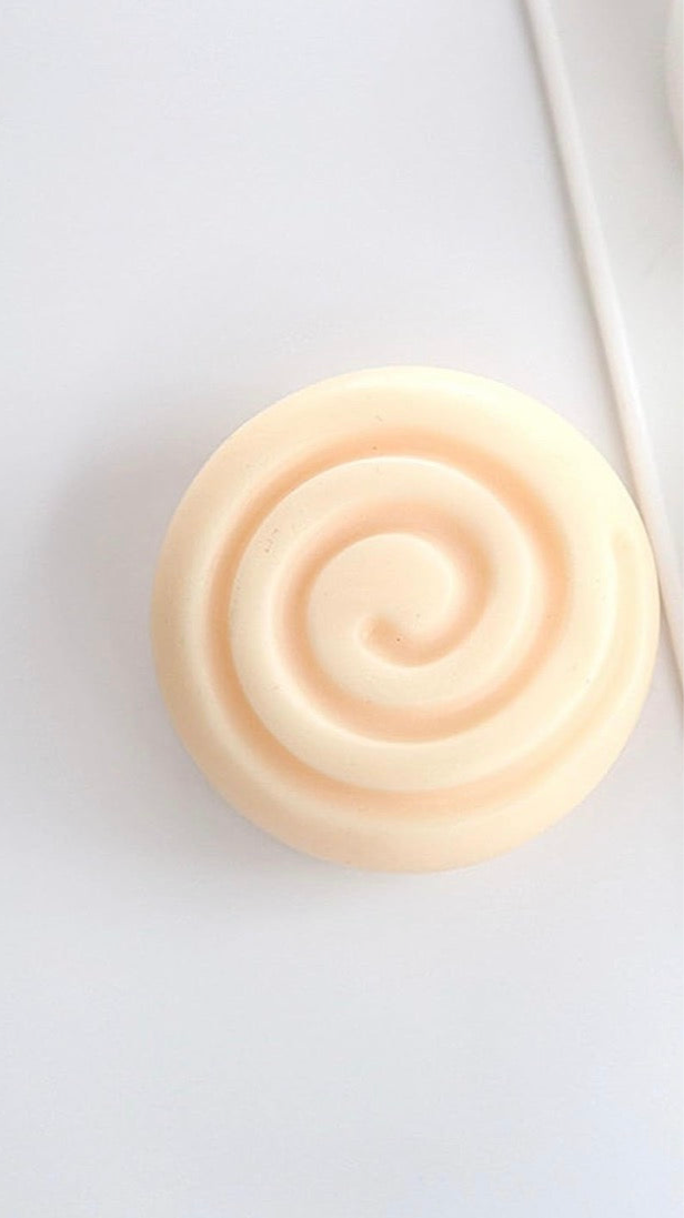 Cinnamon roll candle ✨